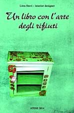 Un libro con l'arte degli rifiuti